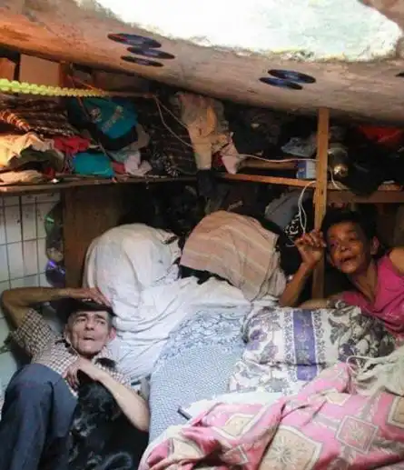 一对生活在下水道里的老夫妻,每天晚上最担心有人来敲门