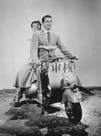 求魂断蓝桥男主角用小摩托车带着女主角的照片
