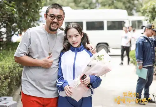 依莎致我们暖暖的小时光杀青青春演绎校园职场角色变换
