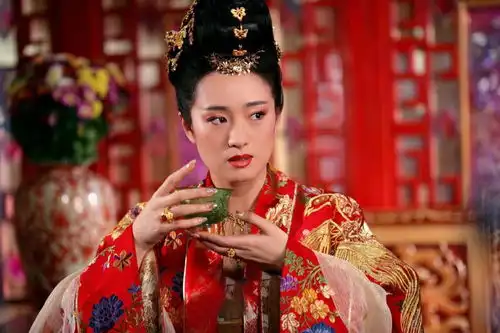 张艺谋与张伟平结怨多年,背后的故事令人唏嘘
