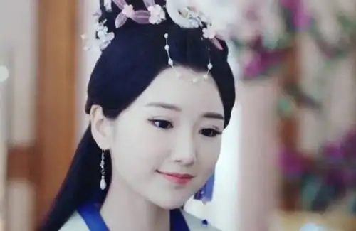 毛晓彤海边庆33岁生日,穿碎花裙神似芭比999朵玫瑰很抢眼
