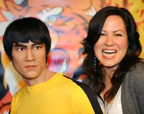 李小龙去世后,唯一的女儿李香凝如今在美国现状这样
