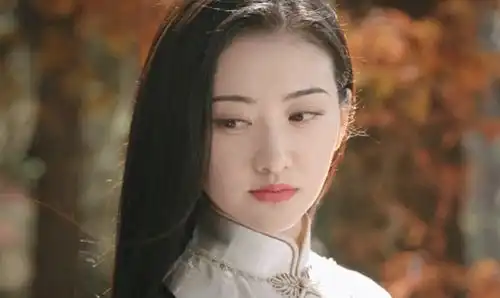 景甜嘴巴跟演司藤时不一样,和baby的微笑唇很像