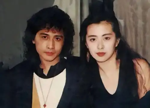 王祖贤身穿僧袍现身寺庙,妆容精致身材高挑,54岁依旧不显老
