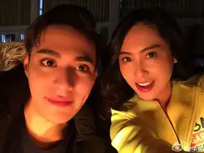 组图45岁朱茵新片杀青眼光水灵风采不减
