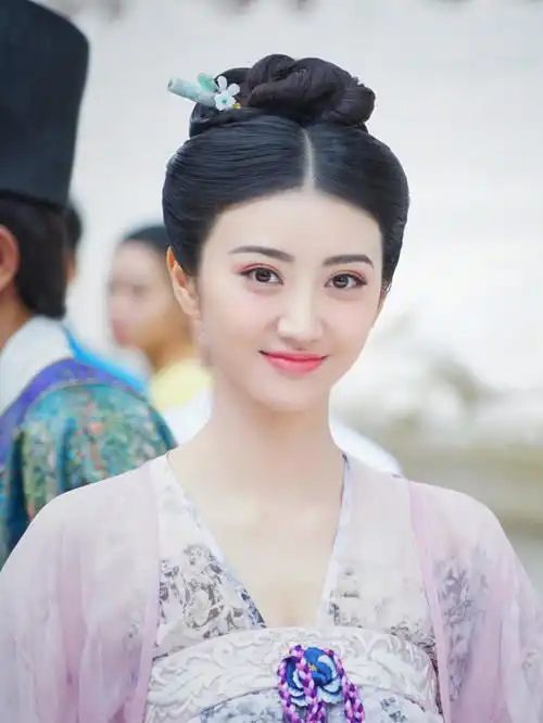 讲真,没有欧式双眼皮的景甜超惊艳