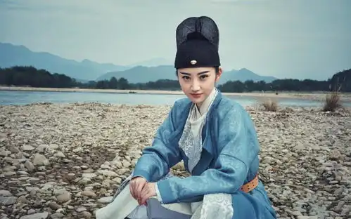 难怪合影要远离景甜,以为太夸张,看照片才知道什么叫富贵花