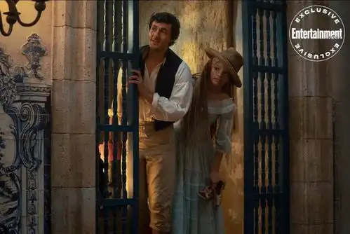 小美人鱼王子爱丽儿同框遭网友调侃像牵了只穿了衣服的猴子