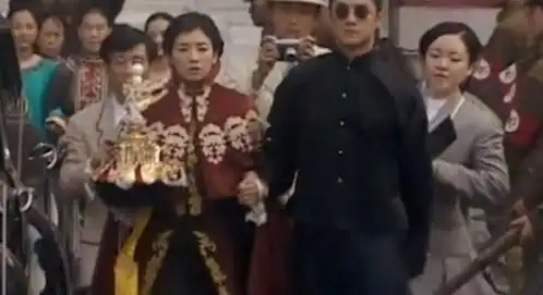 她是末代皇后,因出轨葬送了自己的一生,死后连个墓碑都没有
