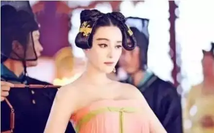 以为迪丽热巴太甜演不了武媚娘,看到定妆照后,网友惊艳了
