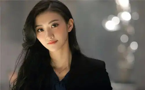 尽管她拥有很令同行艳羡的人脉资源,明明很美却总是红不起来
