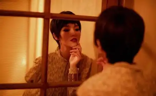 唐嫣现身巴黎时装周,剪成短发变身优雅淑女,网友太显老了