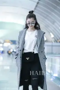 杨幂巧用高领毛衣当防毒面具