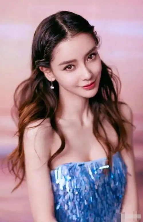 8年前的杨颖有多美淡黄的长裙蓬松的头发,红毯旧照让人心动
