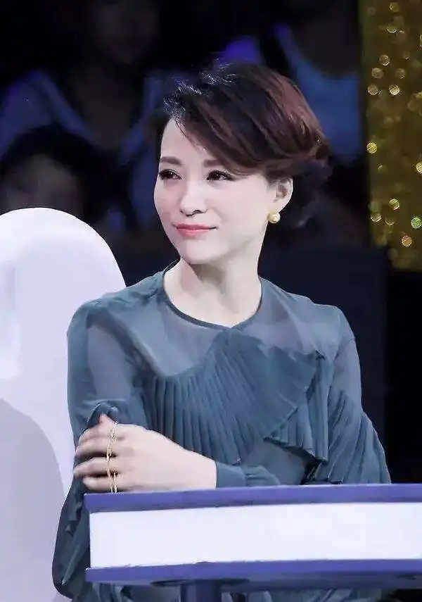 董卿会努力的女人,都很了不起
