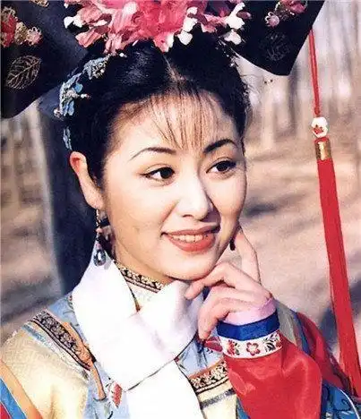 还珠格格这部剧中有很多大腕儿明星,戏里戏外差别最大的是她
