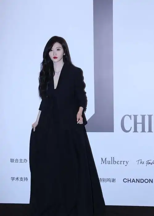 景甜穿黑色好霸气,长裙搭配西装有女王气场,精致脸型显出好气质
