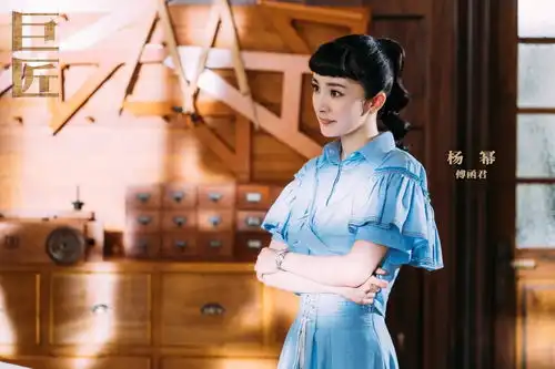 杨幂新剧巨匠,看到男主后,网友熬夜也要追