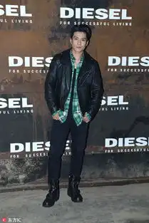 大张伟的裤子谁看都想拨,因为太像暖帘了