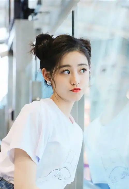 不愧是杨幂选中的人,祝绪丹穿简单白t恤也好看,初恋感十足