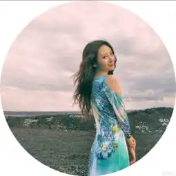 柳岩包裹严实仍显鼓胸