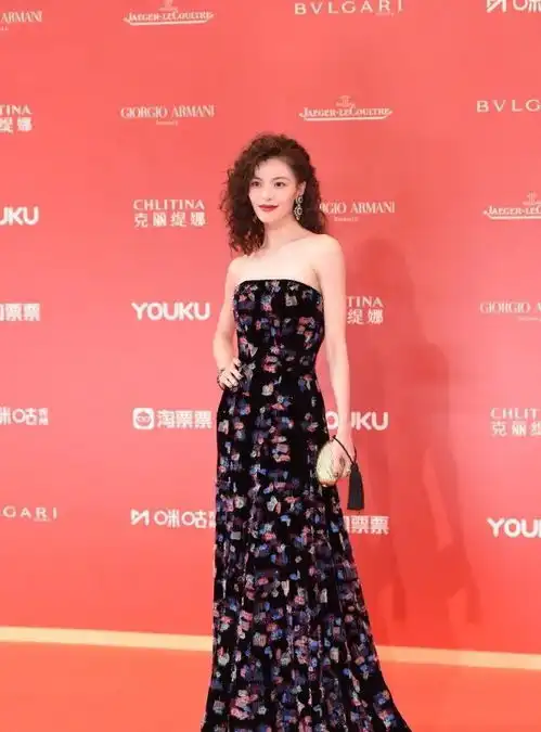 上影节红毯翻车造型汤唯裹棉被,辛芷蕾窗帘配黑裤,舒淇看不懂