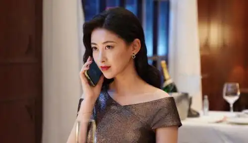 朱珠官宣产女,宝宝正脸曝光,脸上梨涡跟妈妈一个样
