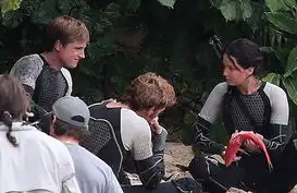 饥饿游戏星火燎原片场照詹妮弗劳伦斯啃生鱼
