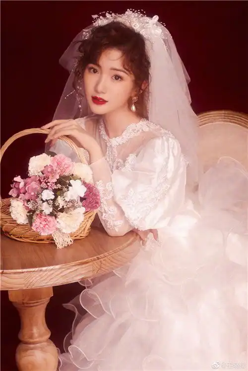 毛晓彤晒婚纱照告别三丽,她的父亲比乔祖望贪婪,公开讨要5000万
