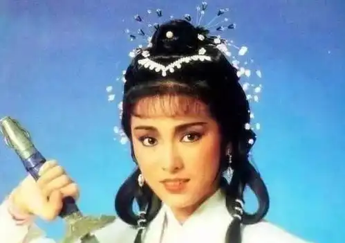 还记得射雕英雄传中的黄蓉吗现在64岁了,她还很活跃
