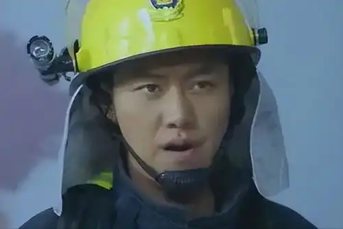 39岁的赵荀,从李二牛爆改成花美男,他的骨盆用3颗钉子挂在腰上