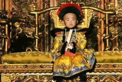 老人逛故宫,说墙上照片放错了,专家笑他不懂,老人那是我爹
