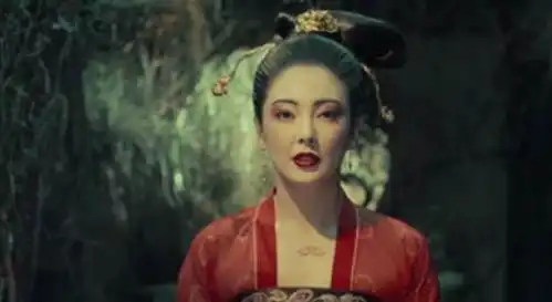 姐姐们古装扮相pk,张雨绮妩媚迷人,万茜出场瞬间惊艳了
