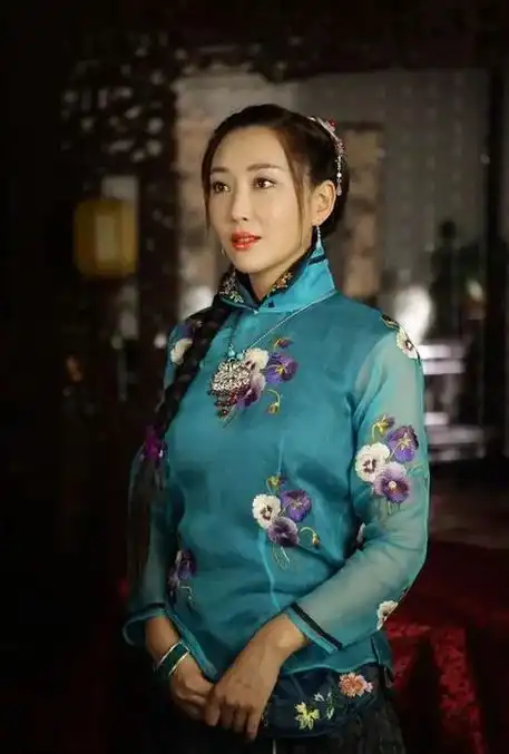 严宽妻子参加女儿毕业演出,6岁女儿漂亮又可爱,杜若溪气质超赞
