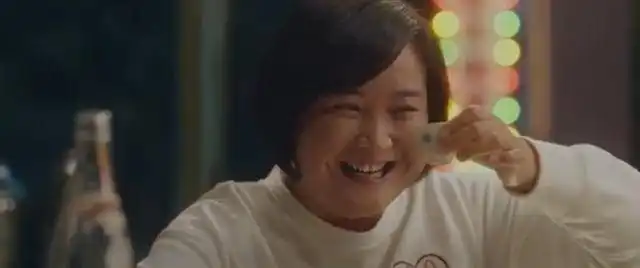 贾玲和逝世妈妈合照曝光,李焕英露庐山真面目,网友妈妈好爱笑