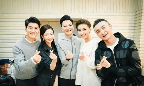 36岁佟丽娅幕后素颜照曝光,与妆后判若两人,忙拿粉饼遮黑眼圈
