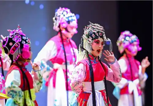 图片新闻戏曲舞蹈炫彩童年

