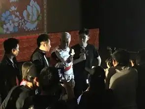 赵本山现身大鹏新剧首映礼,如今59岁的本山大叔满头白发但很精神
