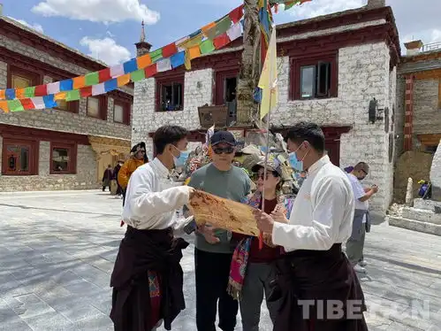 四川理塘8.4万游客五一打卡天空之城