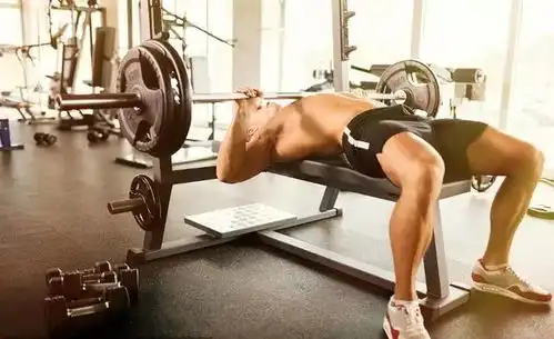 别再坐凳子了站起来利用凳子做做这些动作,帮你健身
