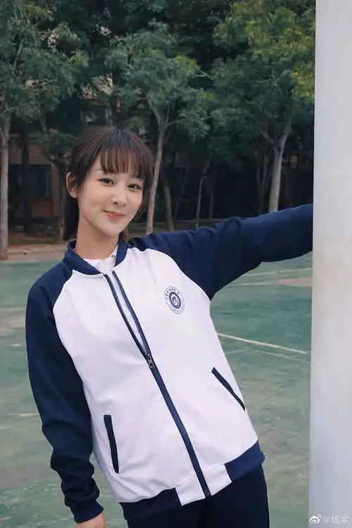 杨紫学习速滑表情呆萌可爱镜头里的她也很认真
