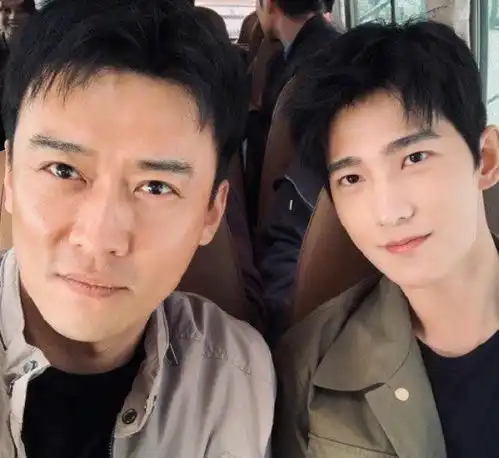 杨洋单手开车,盯着他一脸痴迷的女子像李一桐,粉丝碰巧撞脸