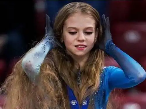 特鲁索娃道别不满冬奥银牌哭花妆容,变身神奇女侠展示蟹步被赞