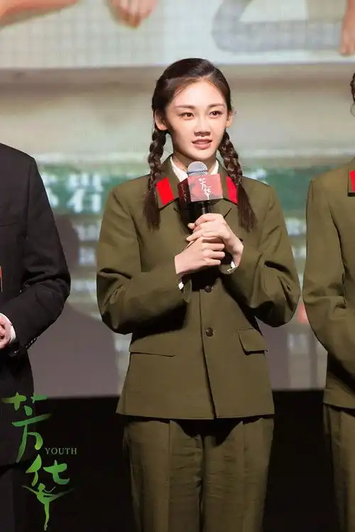 芳华首映苗苗军装亮相感恩落泪
