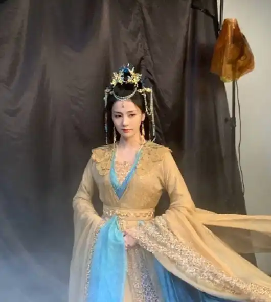 长月烬明发布人物剧照,罗云熙魔神造型亮眼,女二造型更仙
