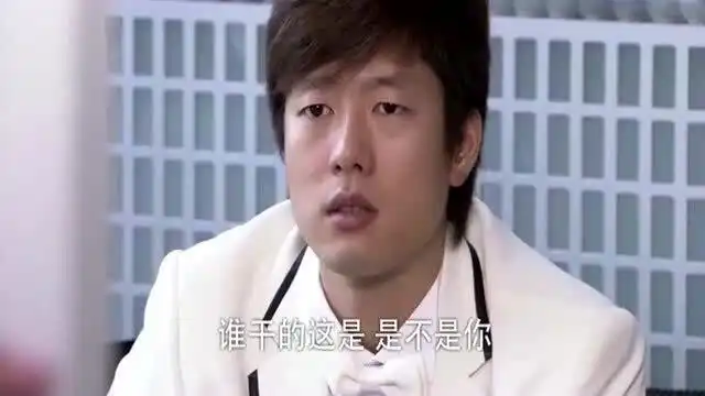 回家的诱惑艾莉结婚照上的脸被涂改,捧花也不翼而飞,洪世贤得知很生气
