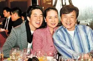 成龙每年给老婆林凤娇刷卡20多万买内衣,却一分钱不留给私生女
