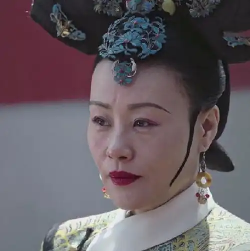 如懿传邬君梅戴的不是米老鼠耳坠,周迅戴的也不是蝴蝶结
