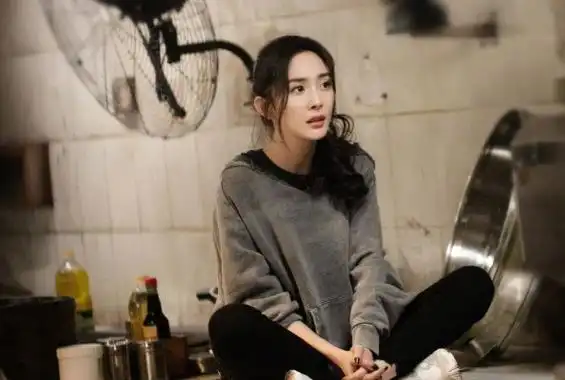 杨幂近期综艺剧照曝光,大幂幂被节目恶搞,网友脏乱差衬托颜值
