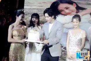 张哲瀚亮相半妖倾城庆功会西装帅气笑容阳光